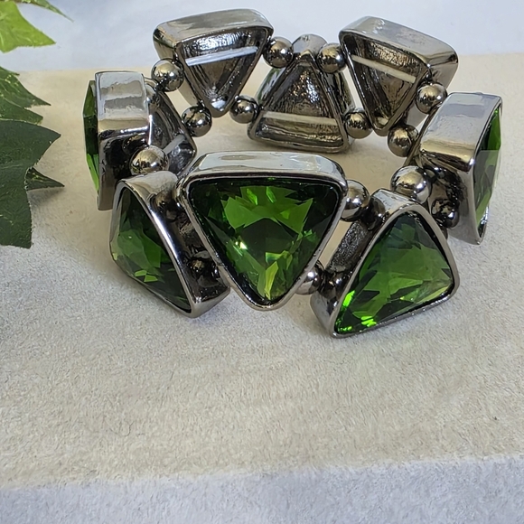 Silver and Emerald Green Triangle Crystal Stone Stretch Bracelet - Picture 5 of 11